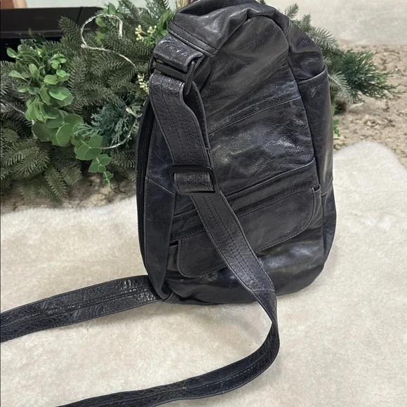 Leather backpack - Picture 5 of 11